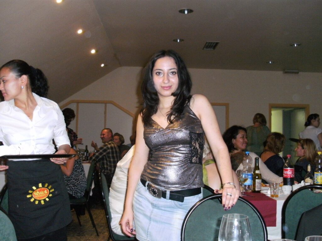 Emmanuelle je suis ici car je veux rencontrer un homme de mon âge, pas trop vieux ni trop jeune non plus pour une relation constructive et durable