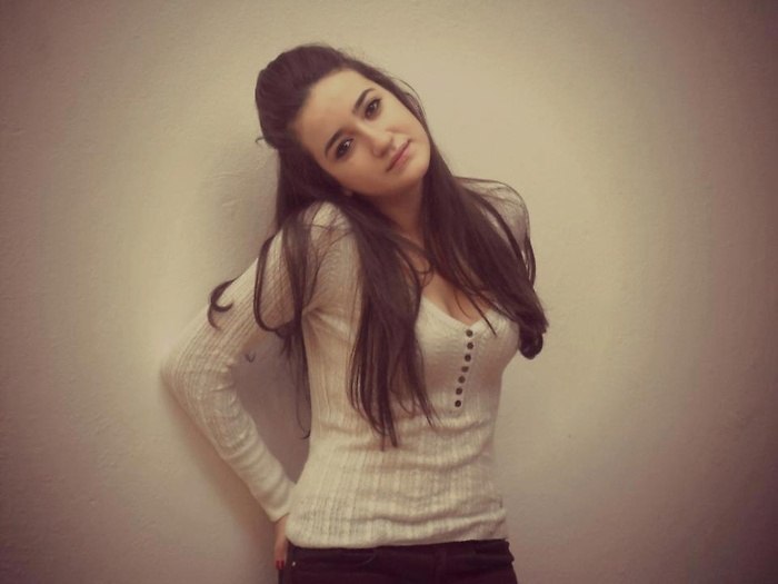 Celia je suis ici car je cherche un ou plusieurs mecs capables de me satisfaire quotidiennement sur le plan sexuel à condition de respecter ma volonté surtout dans des pratiques crades que j’évite comme de la peste