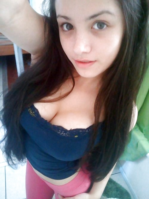 Amel, 19 cherche une relation régulière correcte et coquine